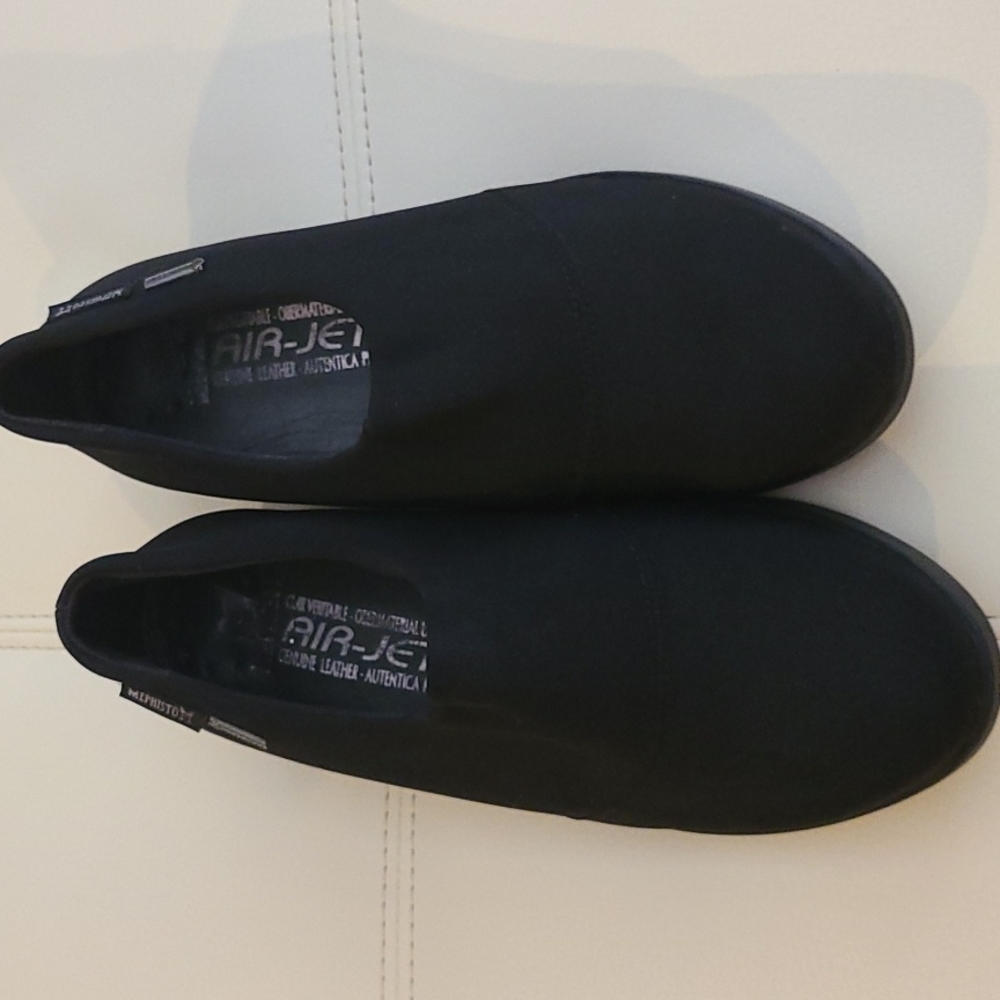 Like new Mephisto size 6 black shoes